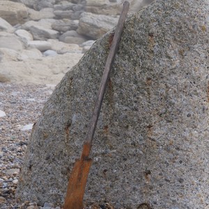 Pelle oubliée sur un rocher sur une plage de galets - France  - collection de photos clin d'oeil, catégorie clindoeil